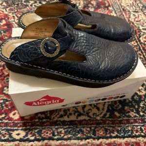 Algeria Navy Emboss Rose, ALG-533, Size 39, GUC.